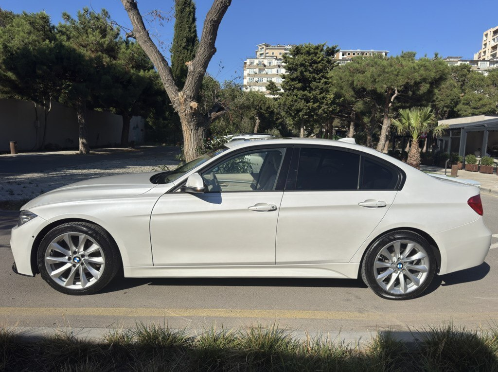 2013 BMW 328, 2.0L, 102000km - Image 3