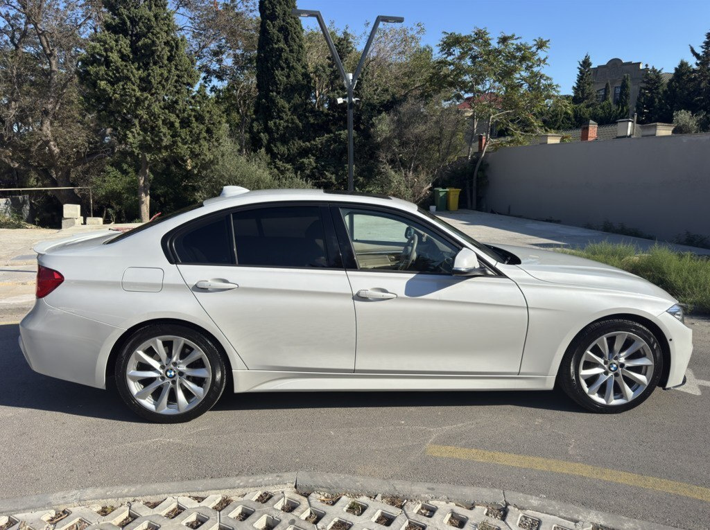 2013 BMW 328, 2.0L, 102000km - Image 4