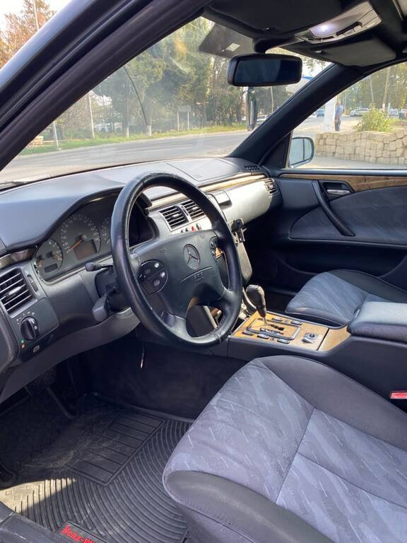 1999 Mercedes E 240, 2.6L, 434935km - Image 11
