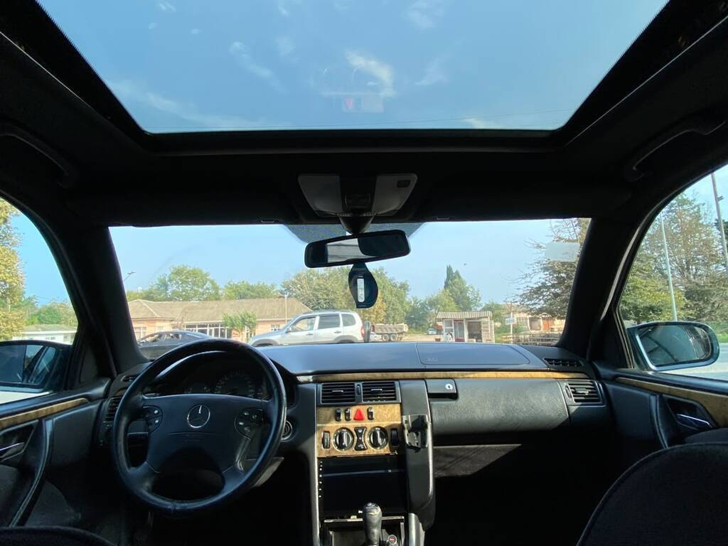 1999 Mercedes E 240, 2.6L, 434935km - Image 9