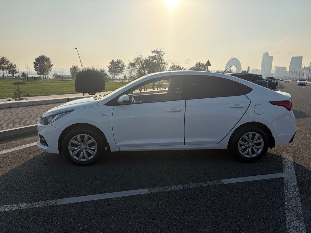 2018 Hyundai Accent, 1.4L, 165000km - Image 2