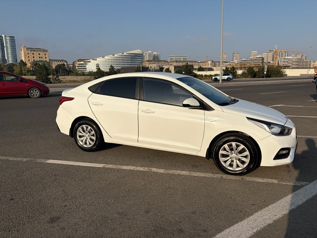 2018 Hyundai Accent, 1.4L, 165000km - Image 3