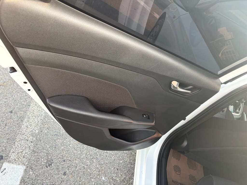 2018 Hyundai Accent, 1.4L, 165000km - Image 9