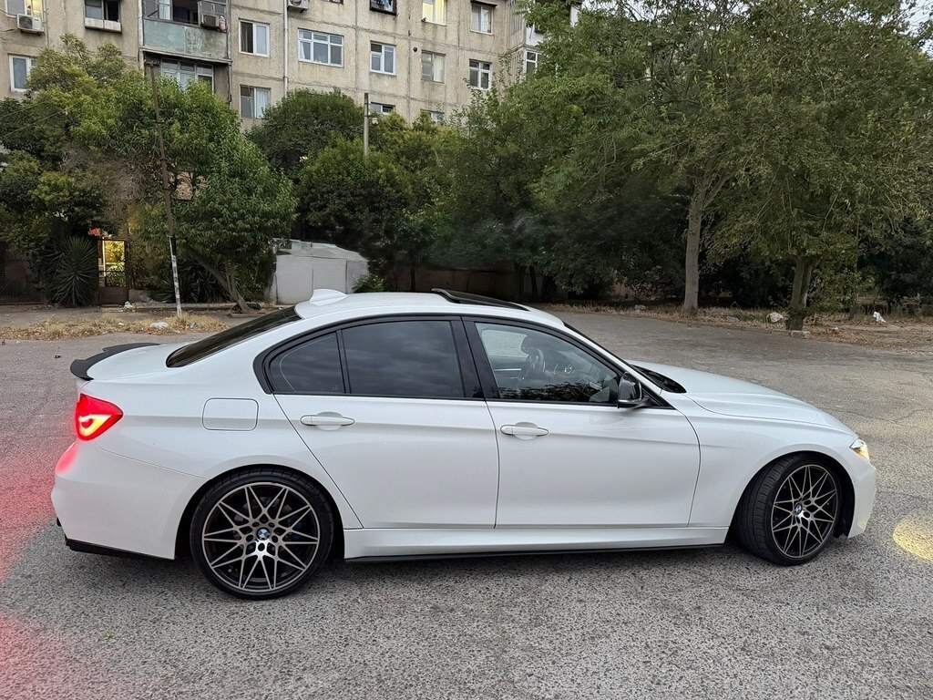 2016 BMW 328, 2.0L, 145268km - Image 9