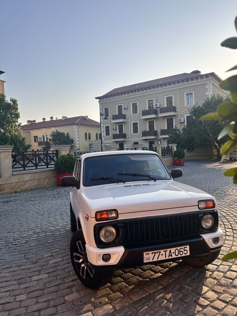 2015 LADA (VAZ) Niva, 1.7L, 147800km - Image 1
