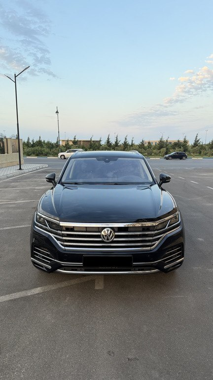 2023 Volkswagen Touareg, 3.0L, 65000km - Image 1