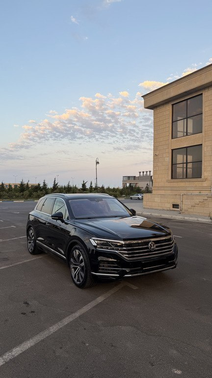 2023 Volkswagen Touareg, 3.0L, 65000km - Image 2