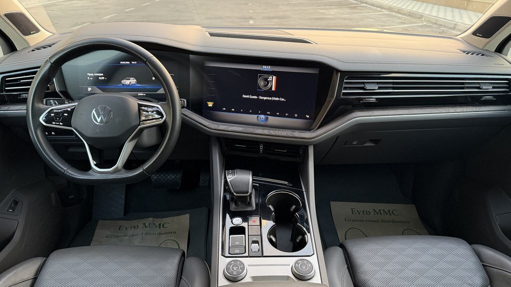 2023 Volkswagen Touareg, 3.0L, 65000km - Image 11