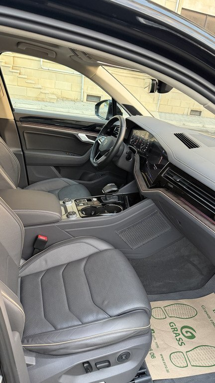 2023 Volkswagen Touareg, 3.0L, 65000km - Image 12