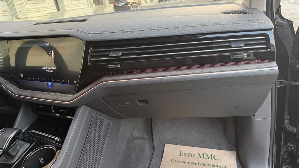2023 Volkswagen Touareg, 3.0L, 65000km - Image 14