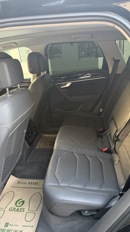 2023 Volkswagen Touareg, 3.0L, 65000km - Image 16