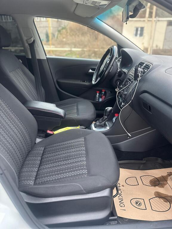 2018 Volkswagen Polo, 1.6L, 242000km - Image 9
