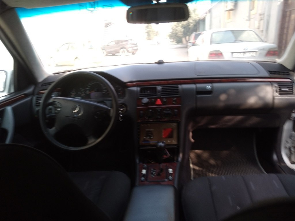 2000 Mercedes E 220, 2.2L, 425000km - Image 2