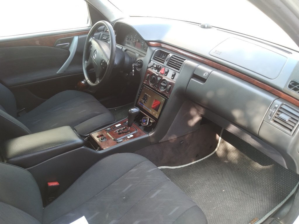 2000 Mercedes E 220, 2.2L, 425000km - Image 3