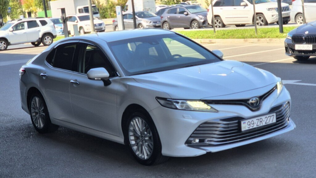 2019 Toyota Camry, 2.5L, 68000km - Image 1