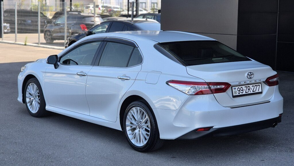 2019 Toyota Camry, 2.5L, 68000km - Image 3