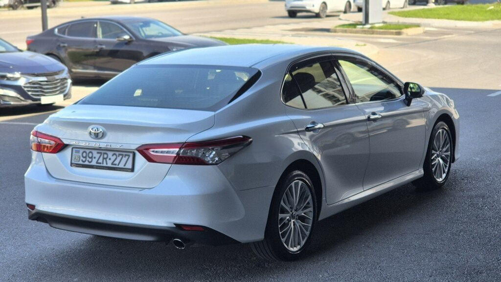 2019 Toyota Camry, 2.5L, 68000km - Image 4