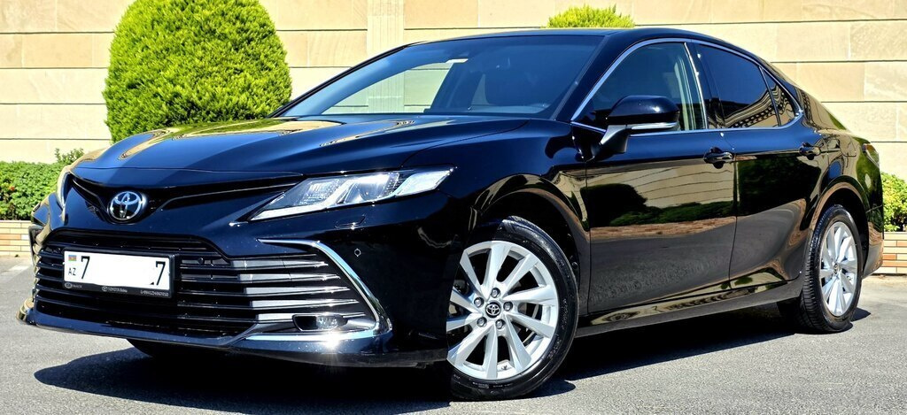 2021 Toyota Camry, 2.5L, 64900km - Image 1
