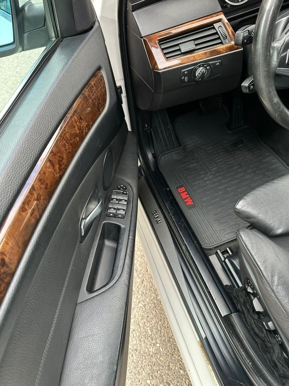 2009 BMW 530, 3.0L, 320000km - Image 14