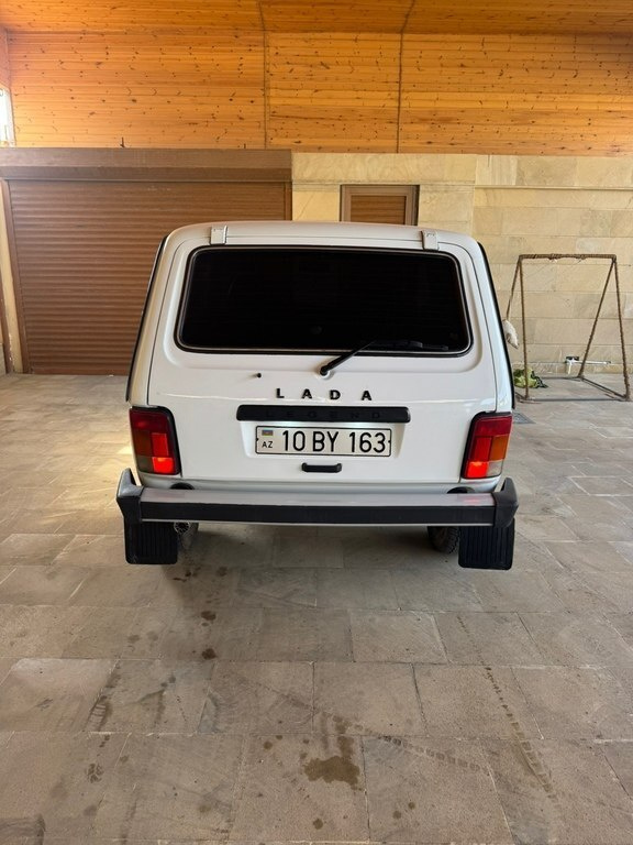 2015 LADA (VAZ) Niva, 1.7L, 102500km - Image 2