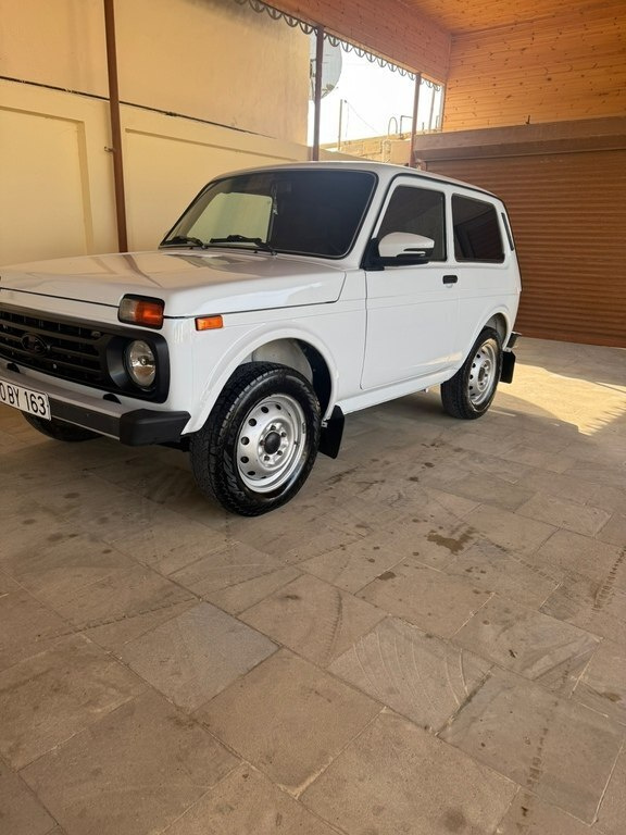 2015 LADA (VAZ) Niva, 1.7L, 102500km - Image 3
