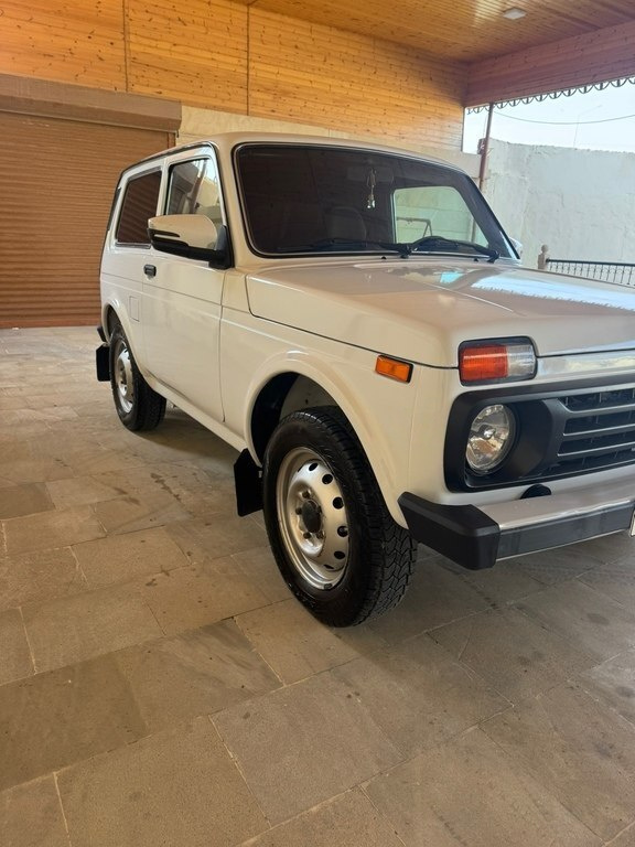 2015 LADA (VAZ) Niva, 1.7L, 102500km - Image 4