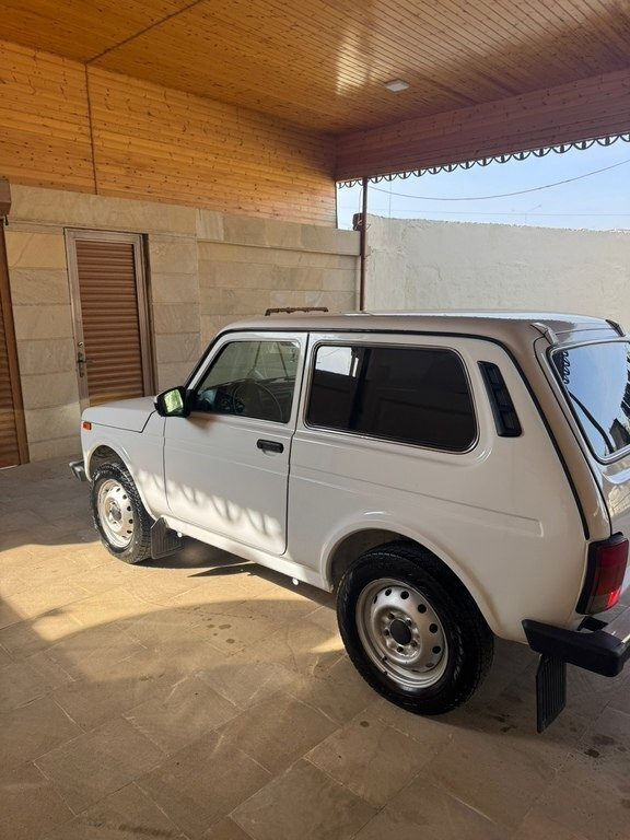 2015 LADA (VAZ) Niva, 1.7L, 102500km - Image 9