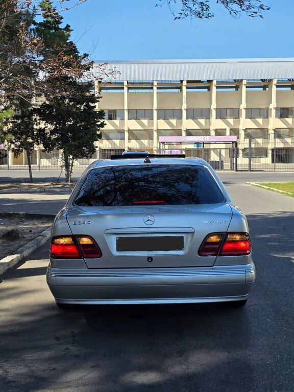 2000 Mercedes E 240, 2.4L, 320245km - Image 2