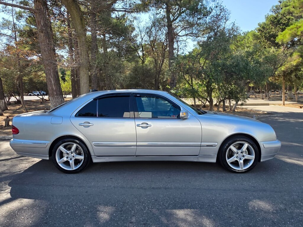 2000 Mercedes E 240, 2.4L, 320245km - Image 3