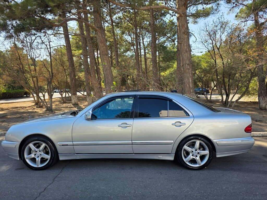 2000 Mercedes E 240, 2.4L, 320245km - Image 4
