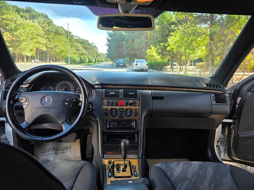 2000 Mercedes E 240, 2.4L, 320245km - Image 5
