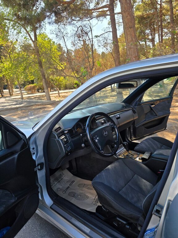 2000 Mercedes E 240, 2.4L, 320245km - Image 6