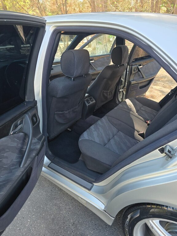 2000 Mercedes E 240, 2.4L, 320245km - Image 7