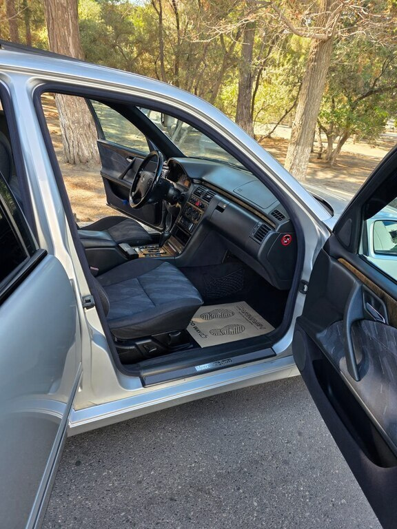 2000 Mercedes E 240, 2.4L, 320245km - Image 8
