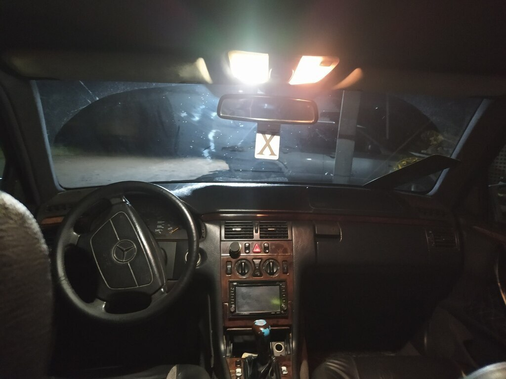 1998 Mercedes E 240, 2.4L, 267893km - Image 9