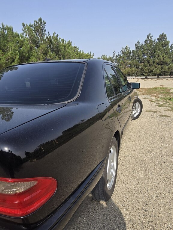 1999 Mercedes E 240, 2.4L, 365000km - Image 7