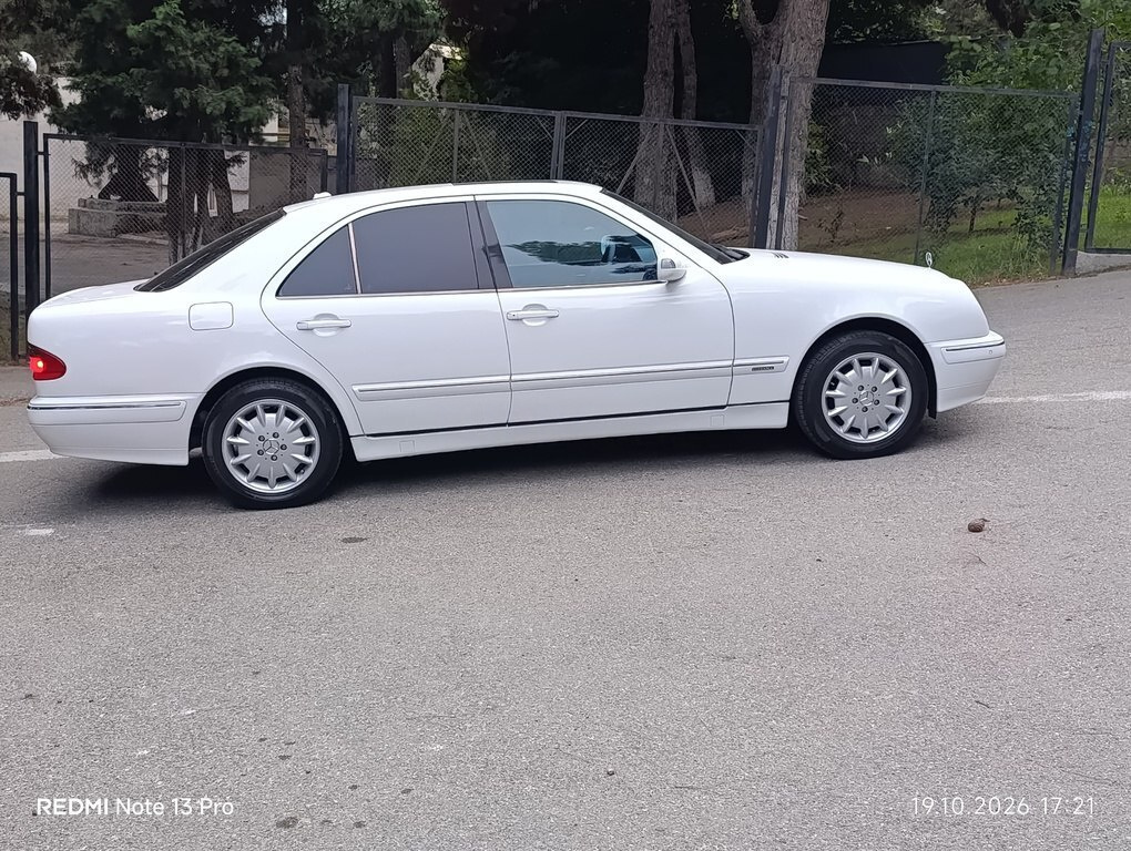 2001 Mercedes E 240, 2.6L, 286000km - Image 2