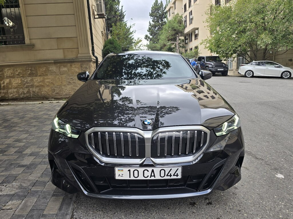 2025 BMW 530, 2.0L, 13000km - Image 1