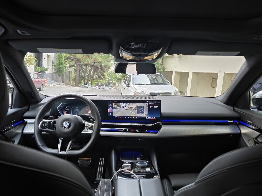 2025 BMW 530, 2.0L, 13000km - Image 2