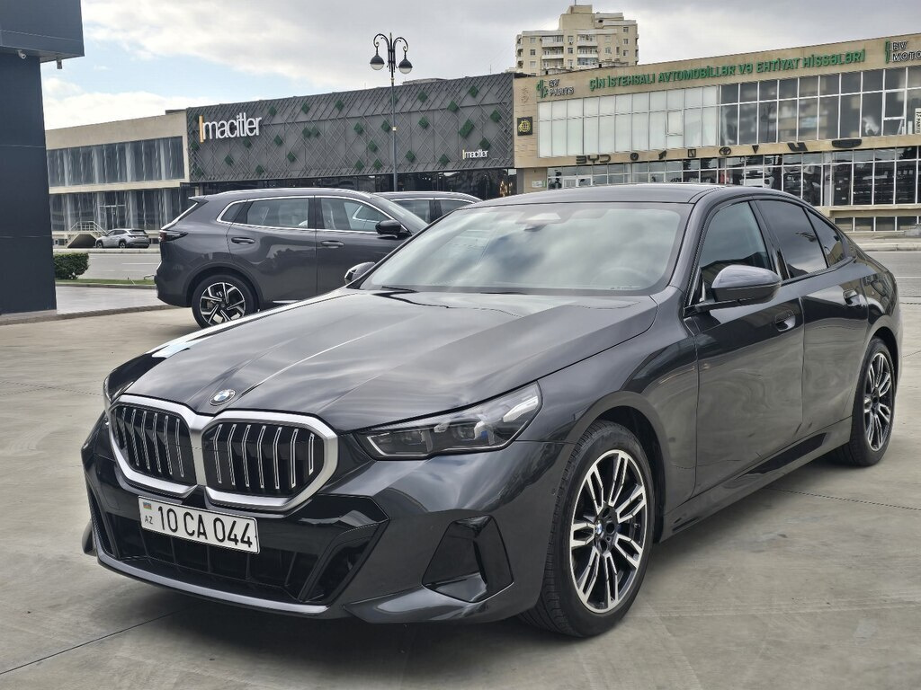 2025 BMW 530, 2.0L, 13000km - Image 11