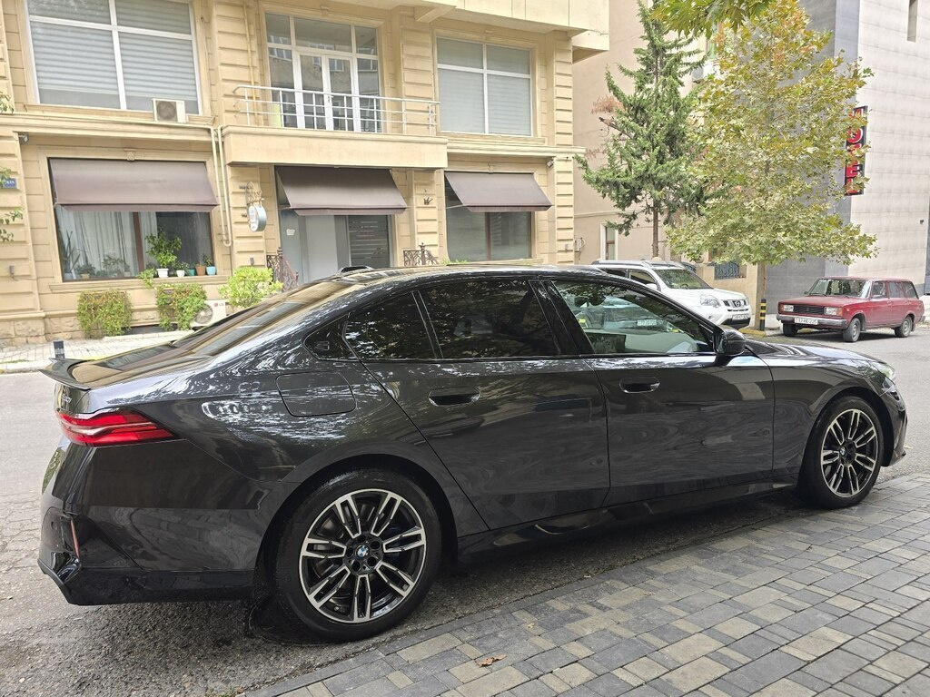 2025 BMW 530, 2.0L, 13000km - Image 4