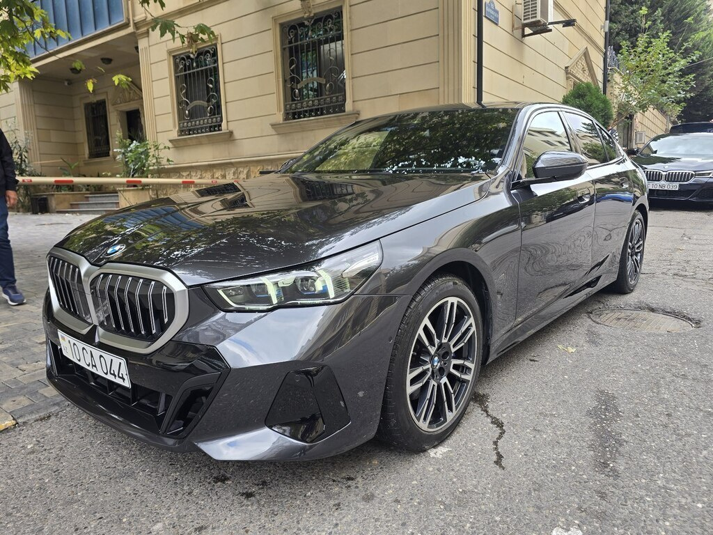 2025 BMW 530, 2.0L, 13000km - Image 5