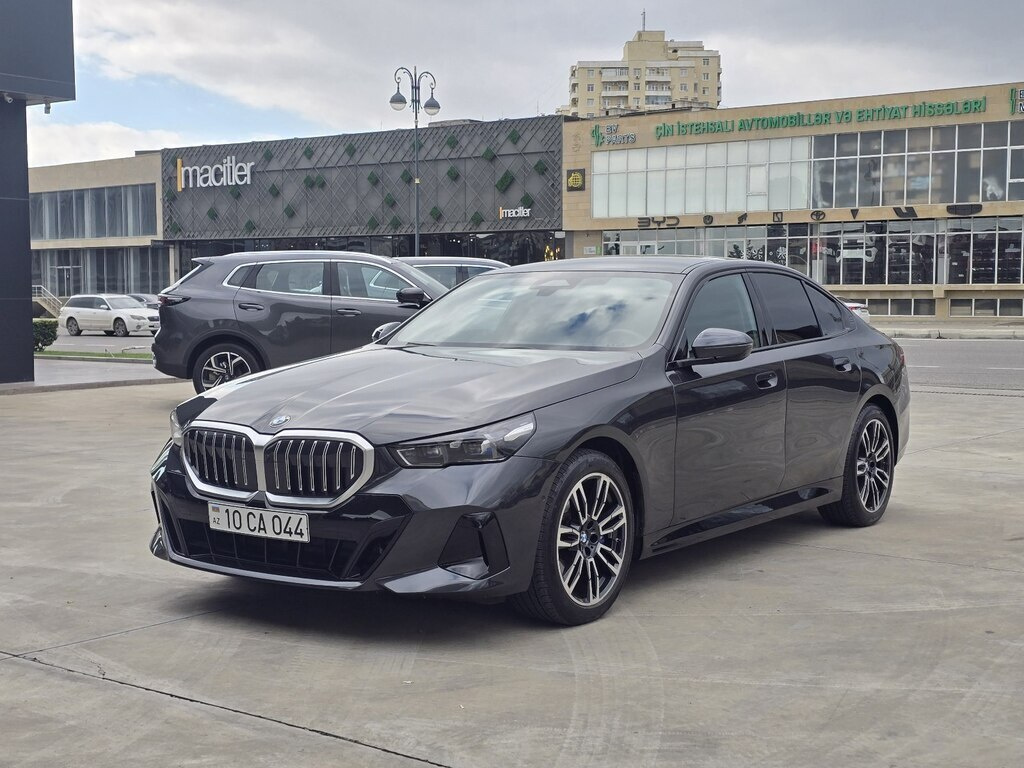 2025 BMW 530, 2.0L, 13000km - Image 10