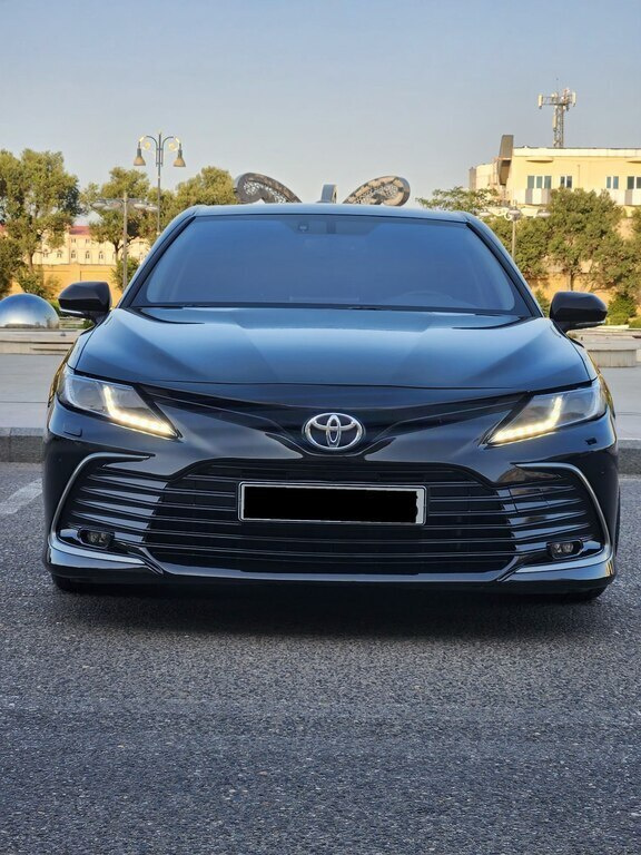 2021 Toyota Camry, 2.5L, 130000km - Image 1