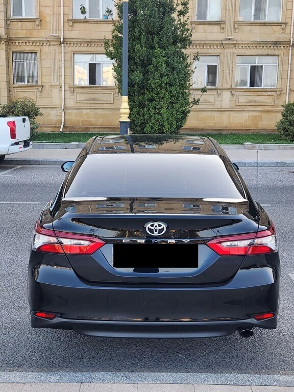 2021 Toyota Camry, 2.5L, 130000km - Image 2