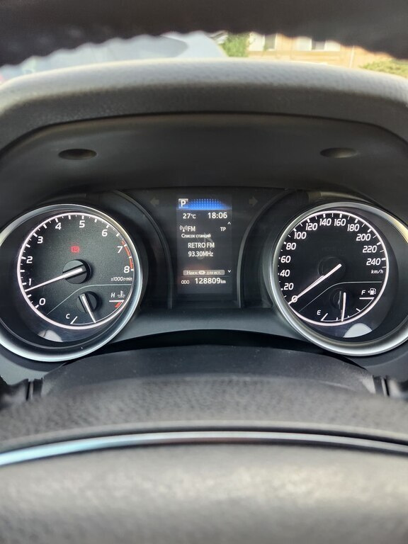 2021 Toyota Camry, 2.5L, 130000km - Image 3