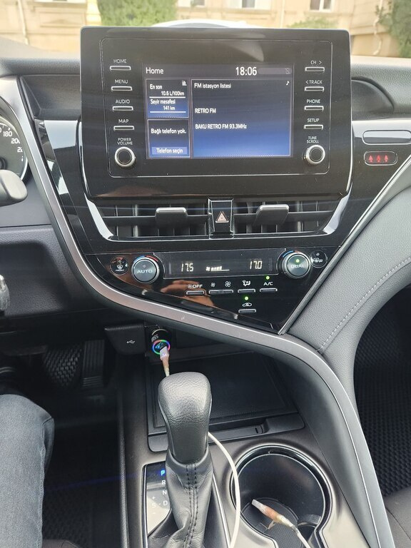 2021 Toyota Camry, 2.5L, 130000km - Image 4