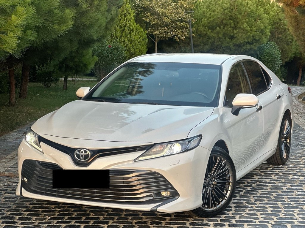2020 Toyota Camry, 2.5L, 140000km - Image 1