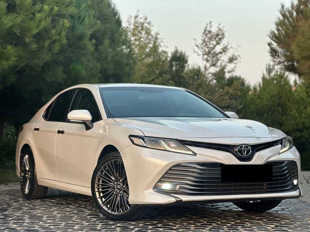 2020 Toyota Camry, 2.5L, 140000km - Image 2