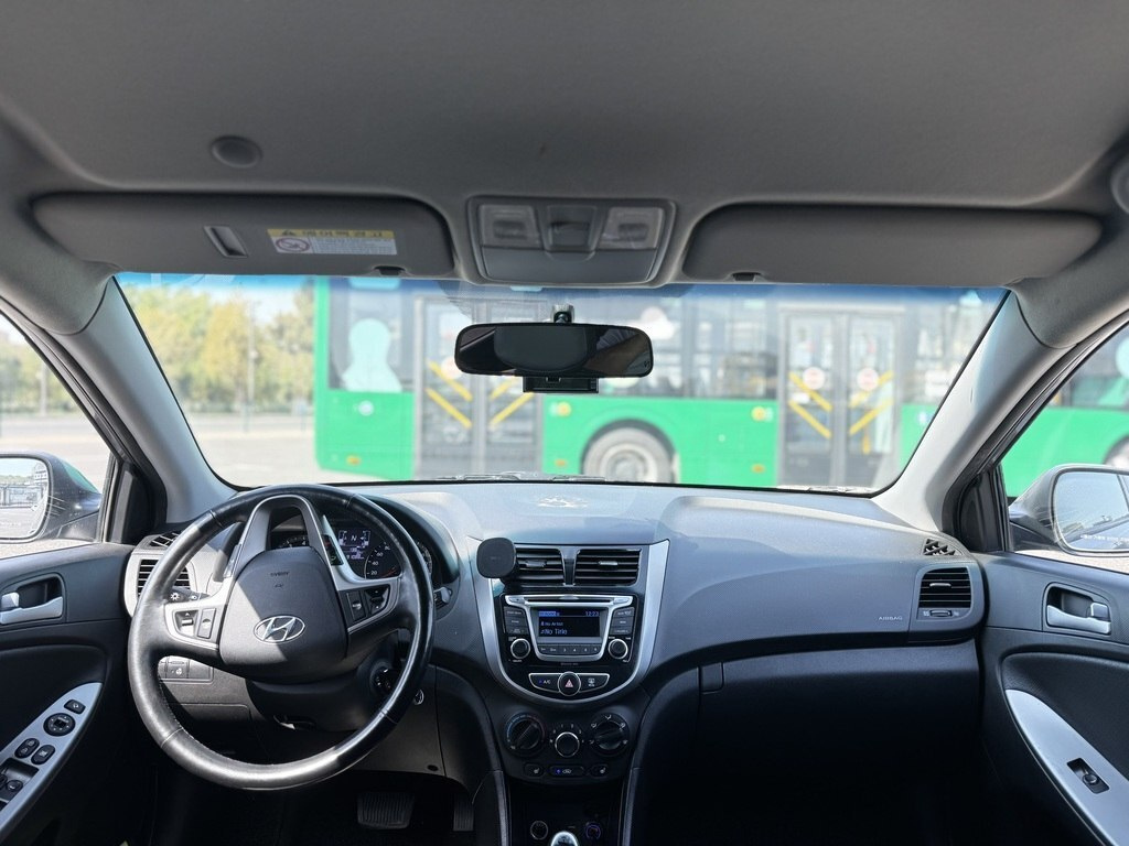 2016 Hyundai Accent, 1.4L, 91000km - Image 3